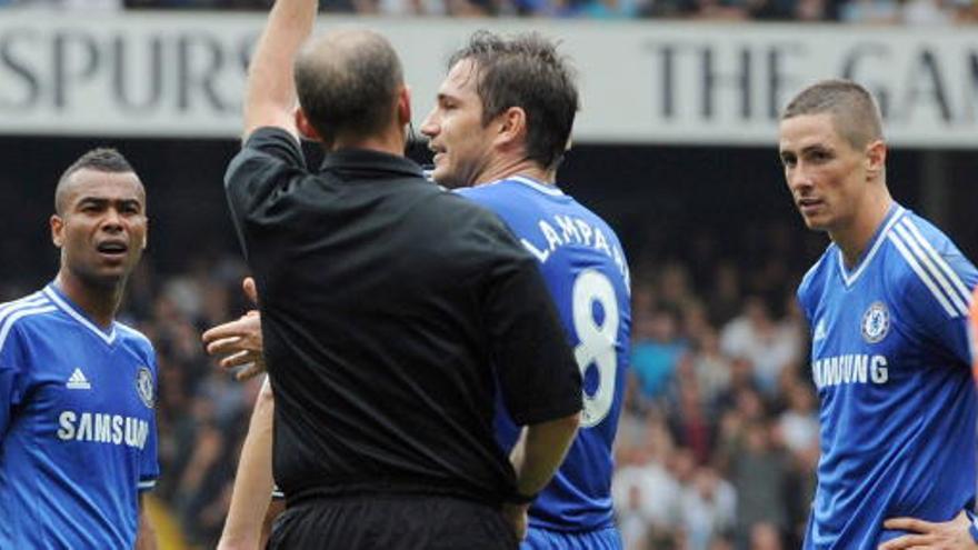 El árbitro muestra la roja a Fernando Torres.