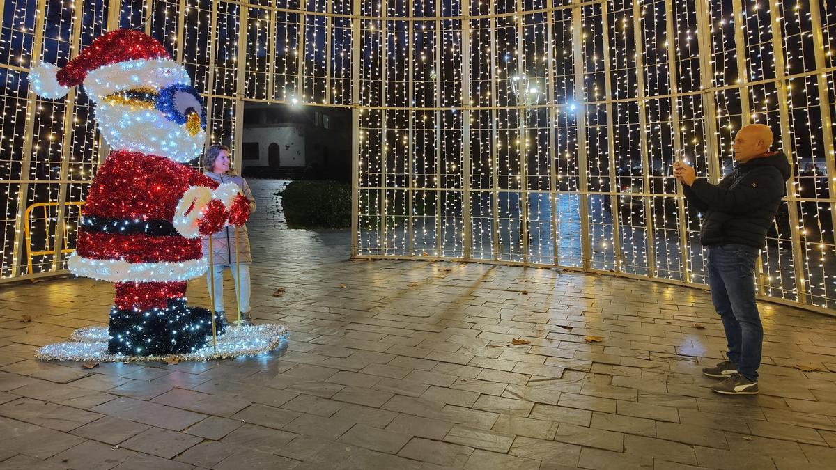 El Papá Noel esquiador del parque de Arriba, estrella de la decoración navideña de este año.