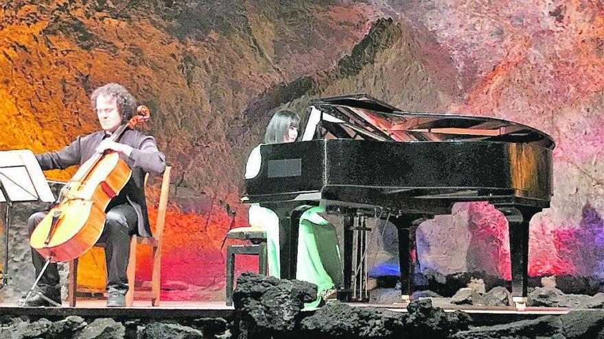 Damián Martínez y Marta Moll de Alba, durante el concierto en el auditorio de la Cueva de los Verdes (Lanzarote).