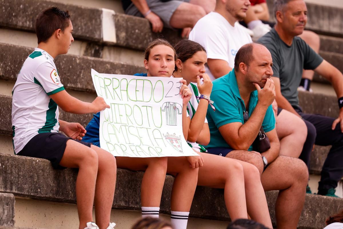 Cientos de aficionados asisten al tercer entrenamiento del Córdoba CF