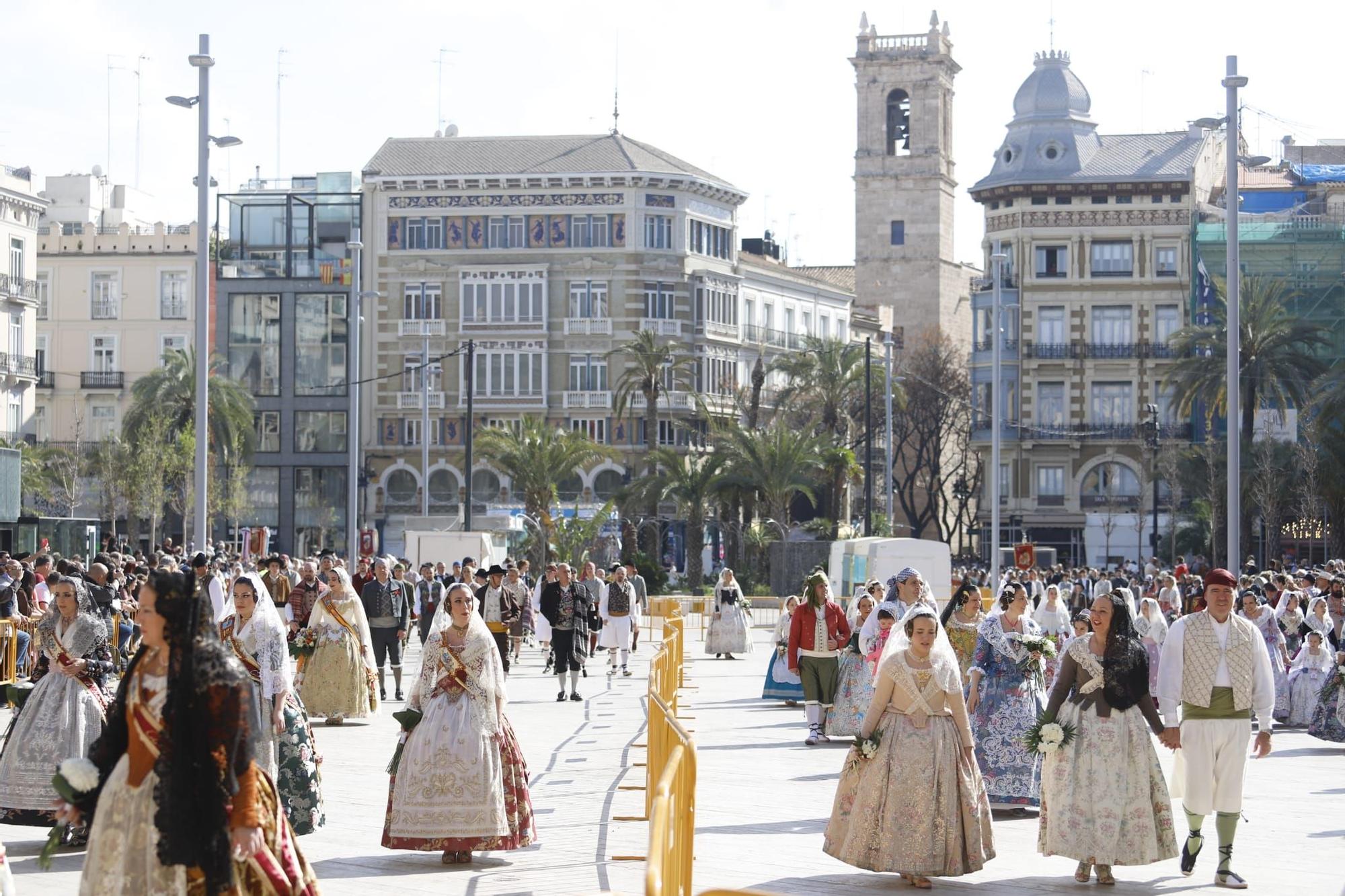 Las primeras comisiones ofrendan a la virgen