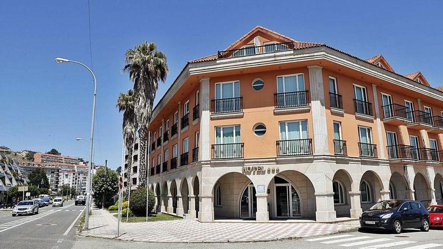 El Hotel Bahía, ubicado en el acceso a la villa, junto a la playa de Santa Marta.