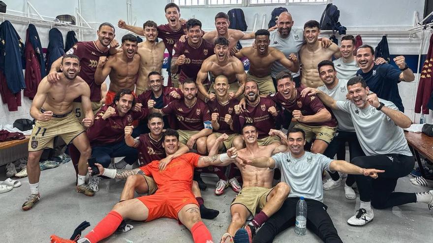 Los jugadores granates celebran la victoria en Salamanca en los vestuarios del histórico Helmántico