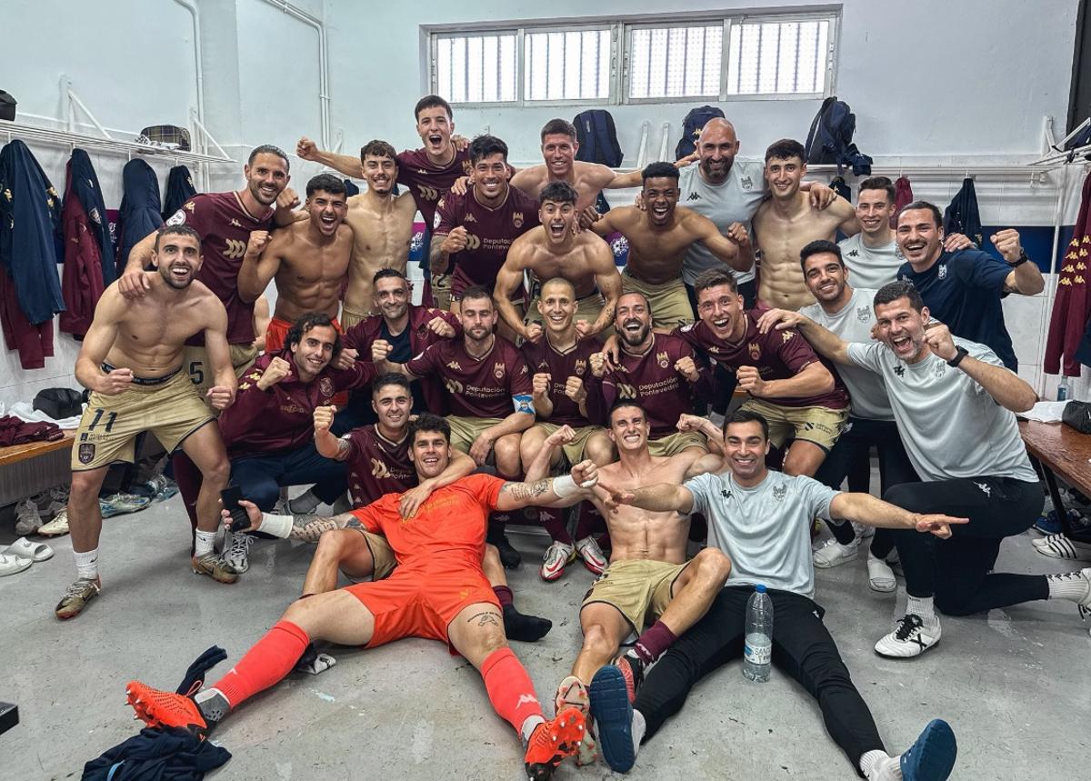Los jugadores granates celebran la victoria en Salamanca en los vestuarios del histórico Helmántico