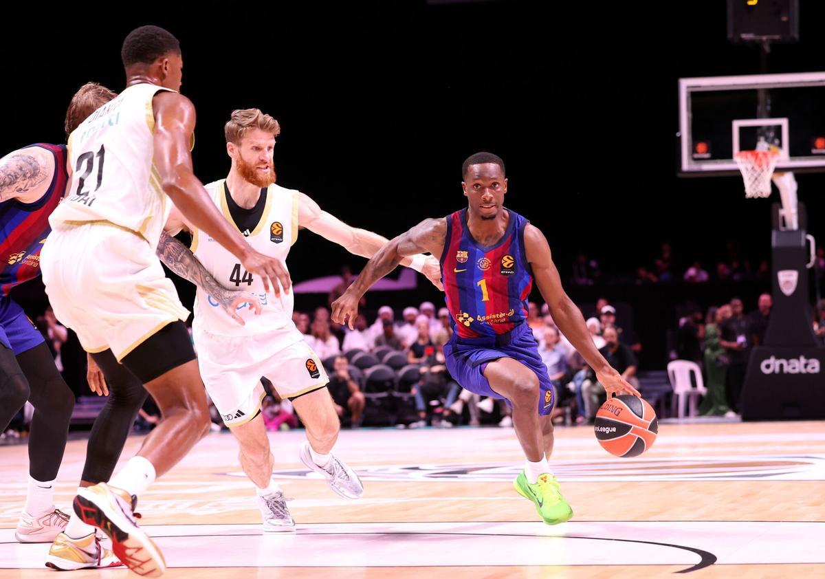 Umoja Gibson supera a Thomas Walkup en un ataque azulgrana.