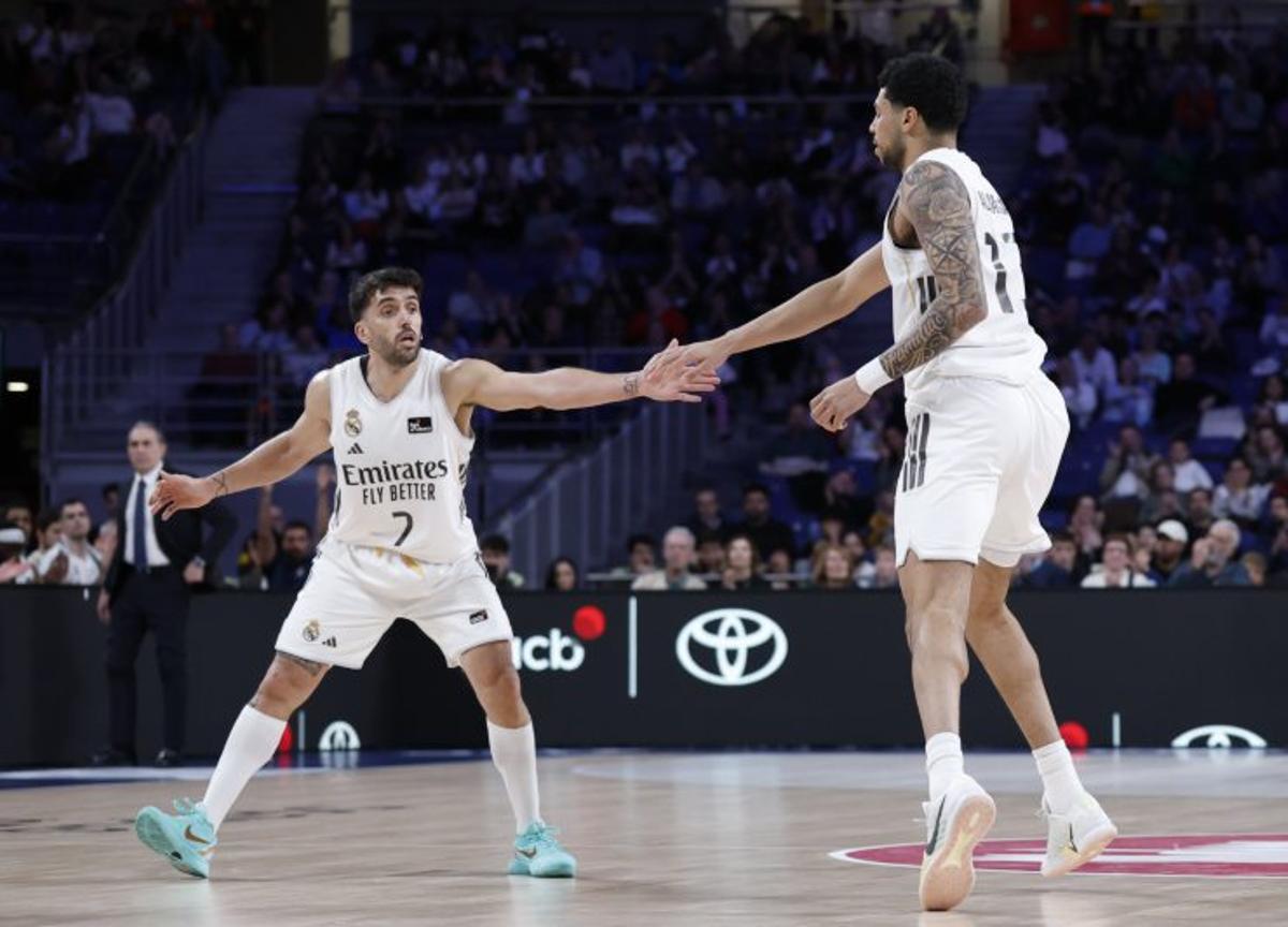 Campazzo felicita a Izan Almansa tras una canasta. | ACB PHOTO