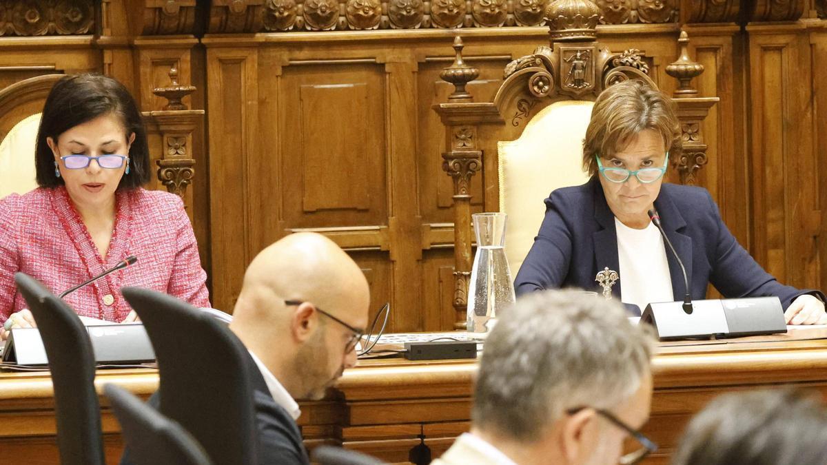 La Alcaldesa, Carmen Moriyón, preside la sesión plenaria.