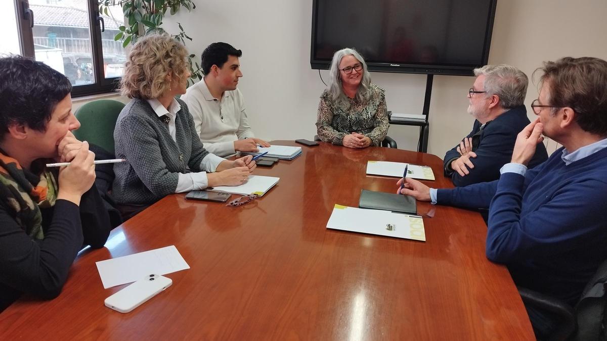 Por la izquierda, Carmen Muñoz, Arantxa Herrero, Nicolás Fernández, Eva María Pérez, Pablo García-Vigón e Ignacio González, durante la reunión mantenida en el Ayuntamiento.