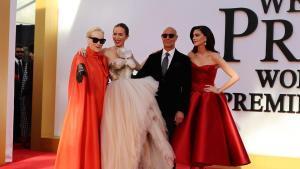 Los actores Meryl Streep (i), Emily Blunt (2-i), Stanley Tucci (2-d) y Anne Hathaway posan durante el estreno de la icónica película ‘El diablo viste de Prada 2’ este lunes, en el Lincoln Center de Nueva York (EE.UU.). EFE/ Octavio Guzmán