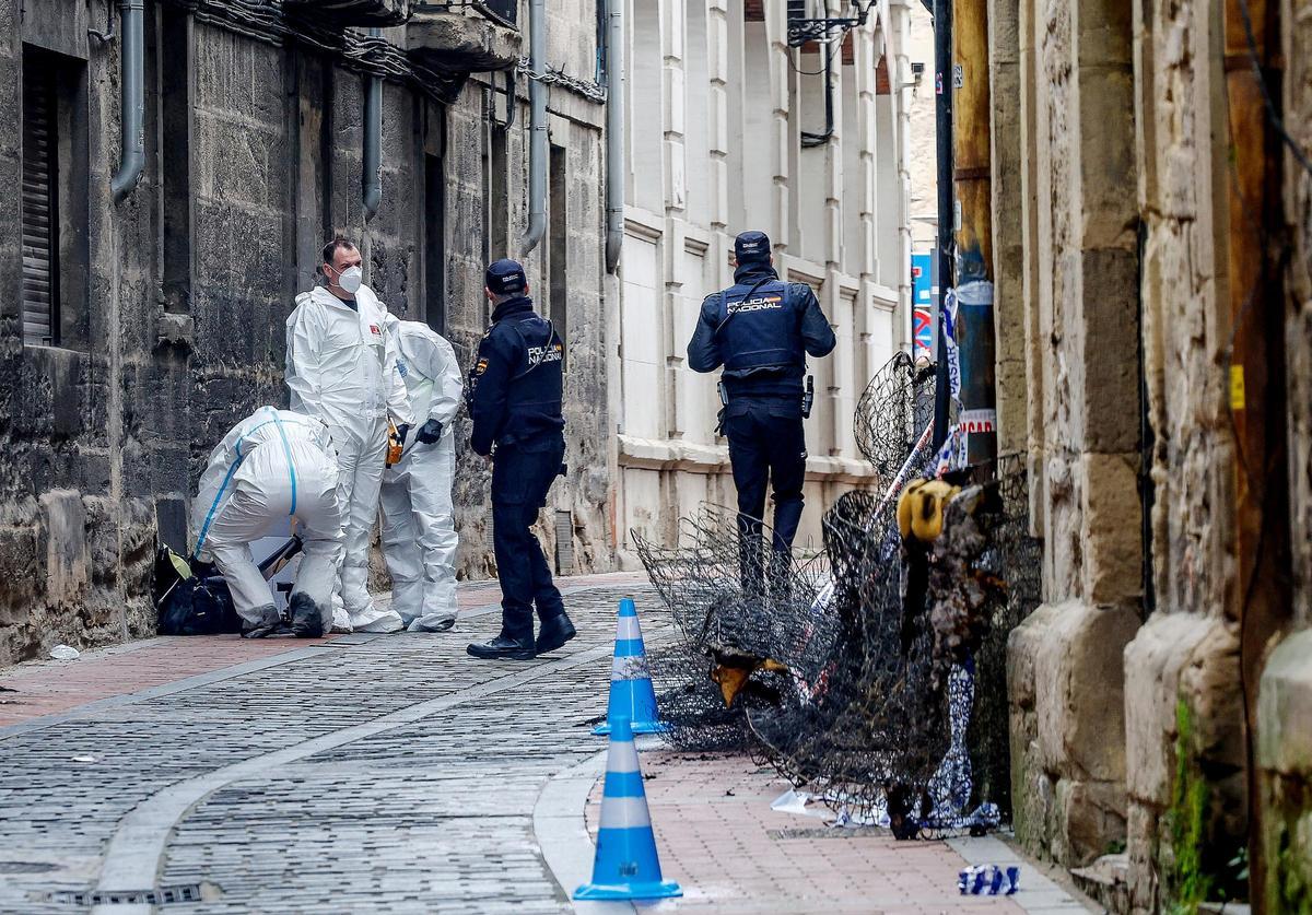 Agentes de la Policía Científica, ante el edificio en el que el asesino machista múltiple provocó un incendio que mató a tres mujeres.
