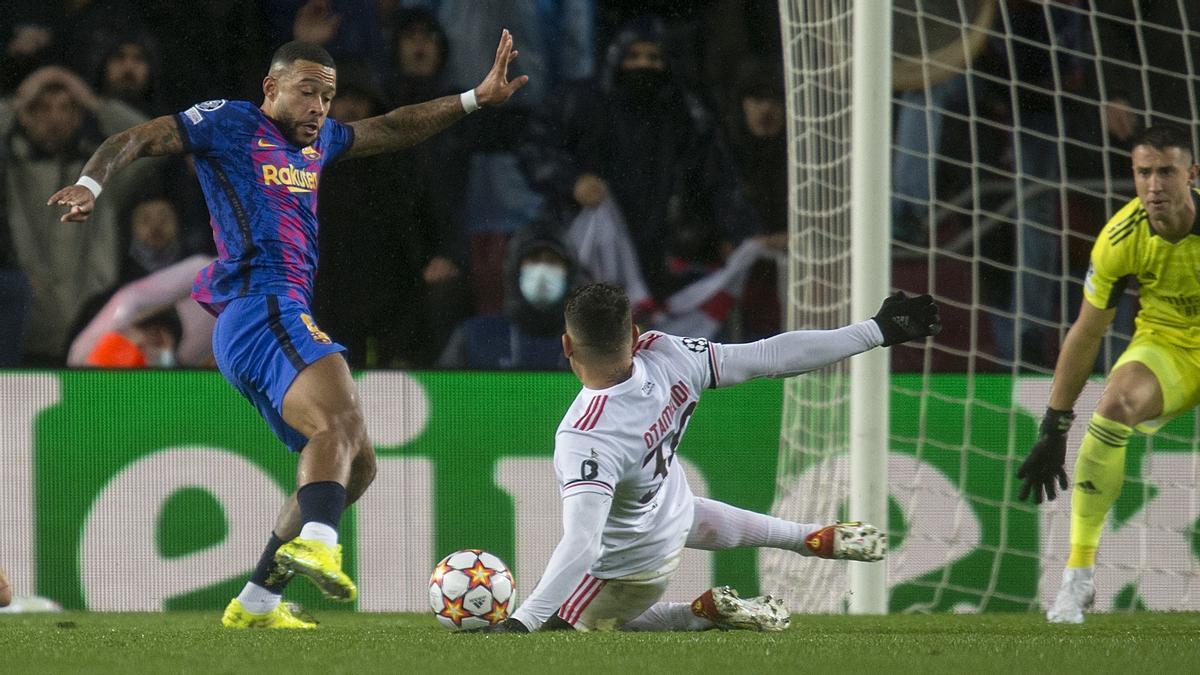 Memphis en el área durante el decisivo partido de la fase de clasificación de la de liga de campeones, entre el FC Barcelona y el Benfica