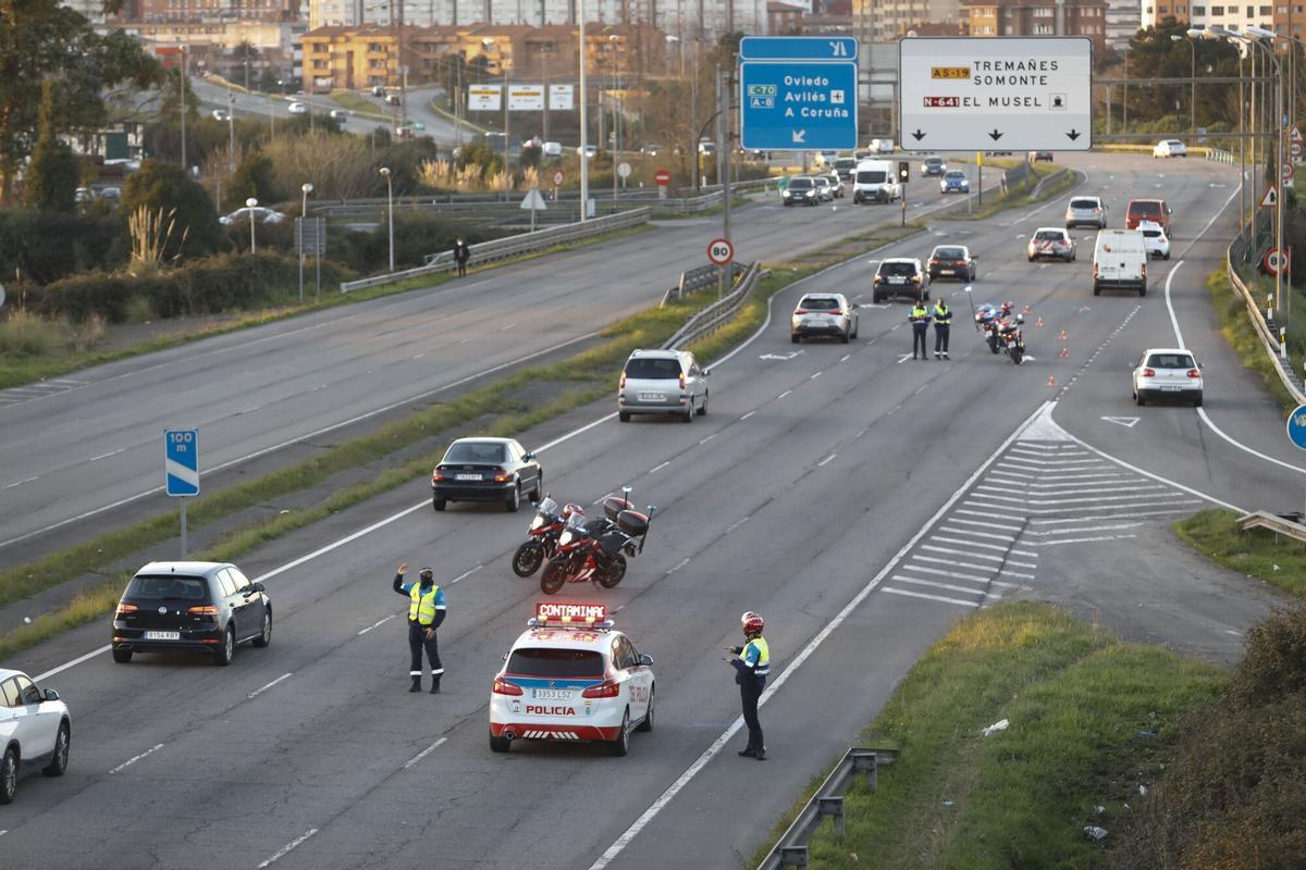 Control policial para rebajar la velocidad, en la avenida Príncipe de Asturias en dirección a La Calzada. MINACION. ZONA OESTE