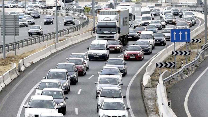 Estado del tráfico en la Nacional III, carretera de Valencia, en sentido salida de Madrid, en una jornada en la que la Dirección General de Tráfico (DGT) pone en marcha hoy la segunda fase de la operación especial del verano. / Chema Moya (Efe)