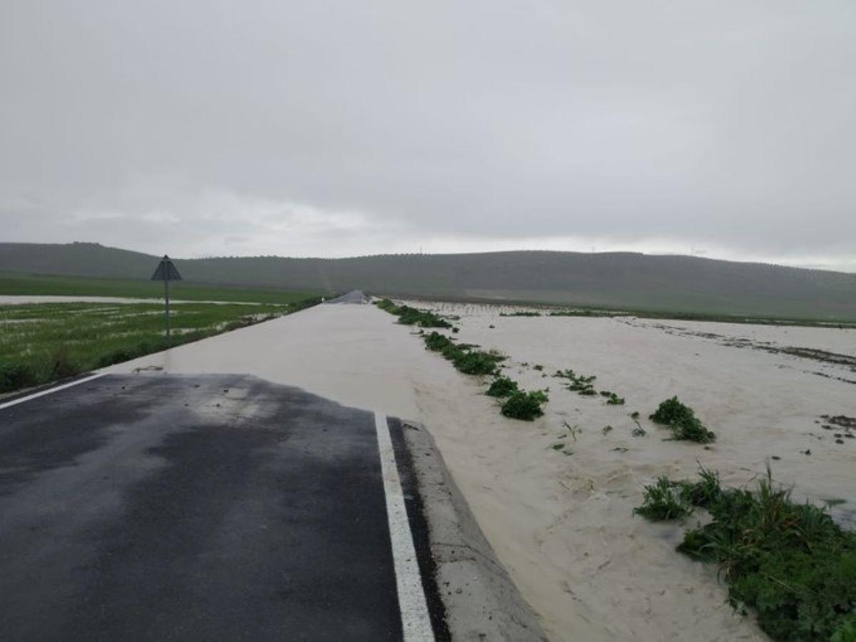 La CO-5201, completamente inundada este lunes.