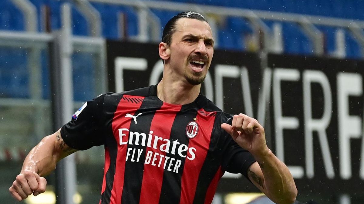 Zlatan Ibrahimovic, 'pichichi' del Milan, celebra su gol 500