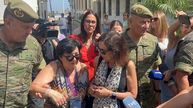 La ministra de Defensa, Margarita Robles, consola una veïna de Ceuta, durant la visita a la ciutat, ahir. | GABRIELA SARDÁ NÚÑEZ / EUROPA PRESS