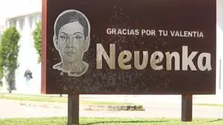 El monumento en homenaje a Nevenka Fernández en Ponferrada, rociado con ácido