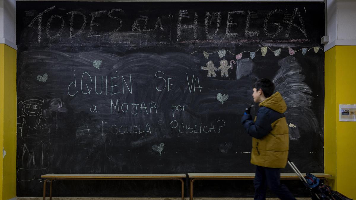 Imagen de archivo de un niño en el colegio