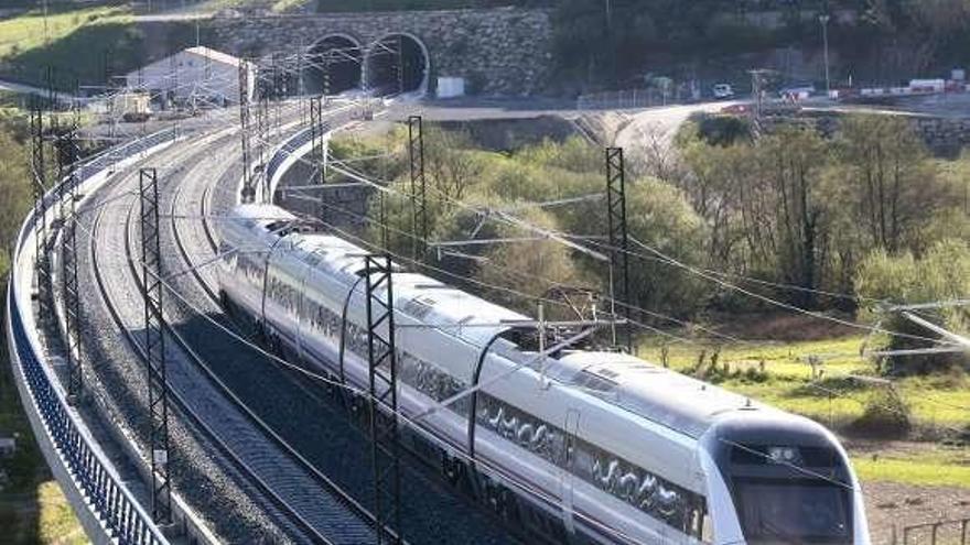 Un tren en el recorrido del Eje Atlántico.