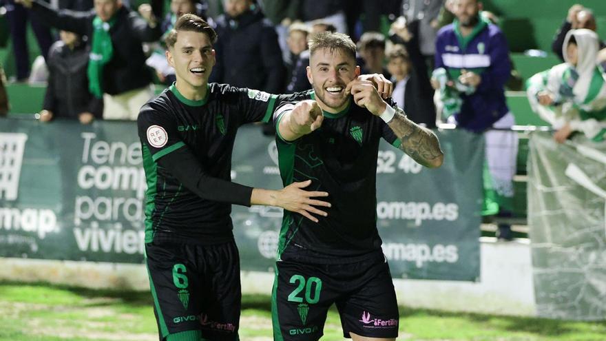 Antonio Casas, a la derecha, junto a Álex Sala en la celebración de su primer gol al Antequera.