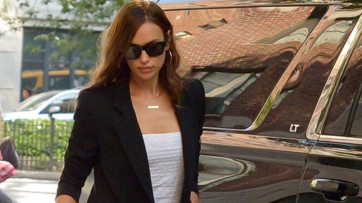 Irina Shayk tiene el look con camisa-vestido vaquera y botines militares  que te convencerá de llevar mallas de ciclista - Woman