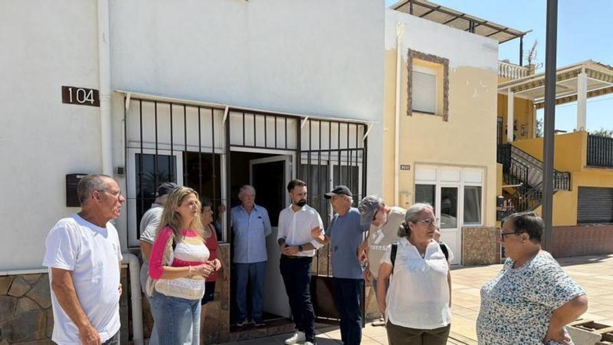 Concejales socialistas con vecinos de El Palo.