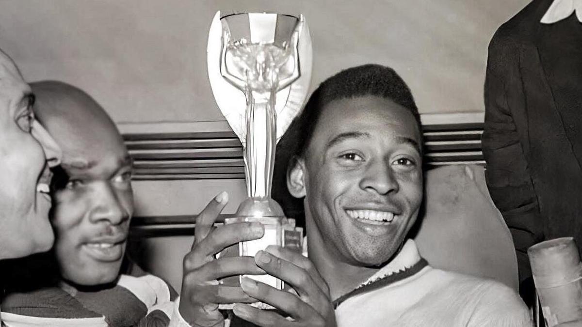 Pelé con el trofeo Jules Rimet, la primera Copa del Mundo que ganó con Brasil en Suecia-1958.