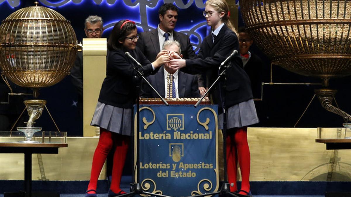 Dos niñas de San Ildefonso durante el sorteo