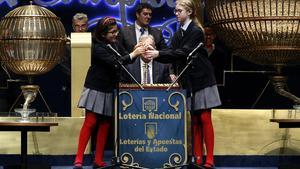 Dos niñas de San Ildefonso, durante el sorteo de la Lotería de Navidad celebrado en Madrid.