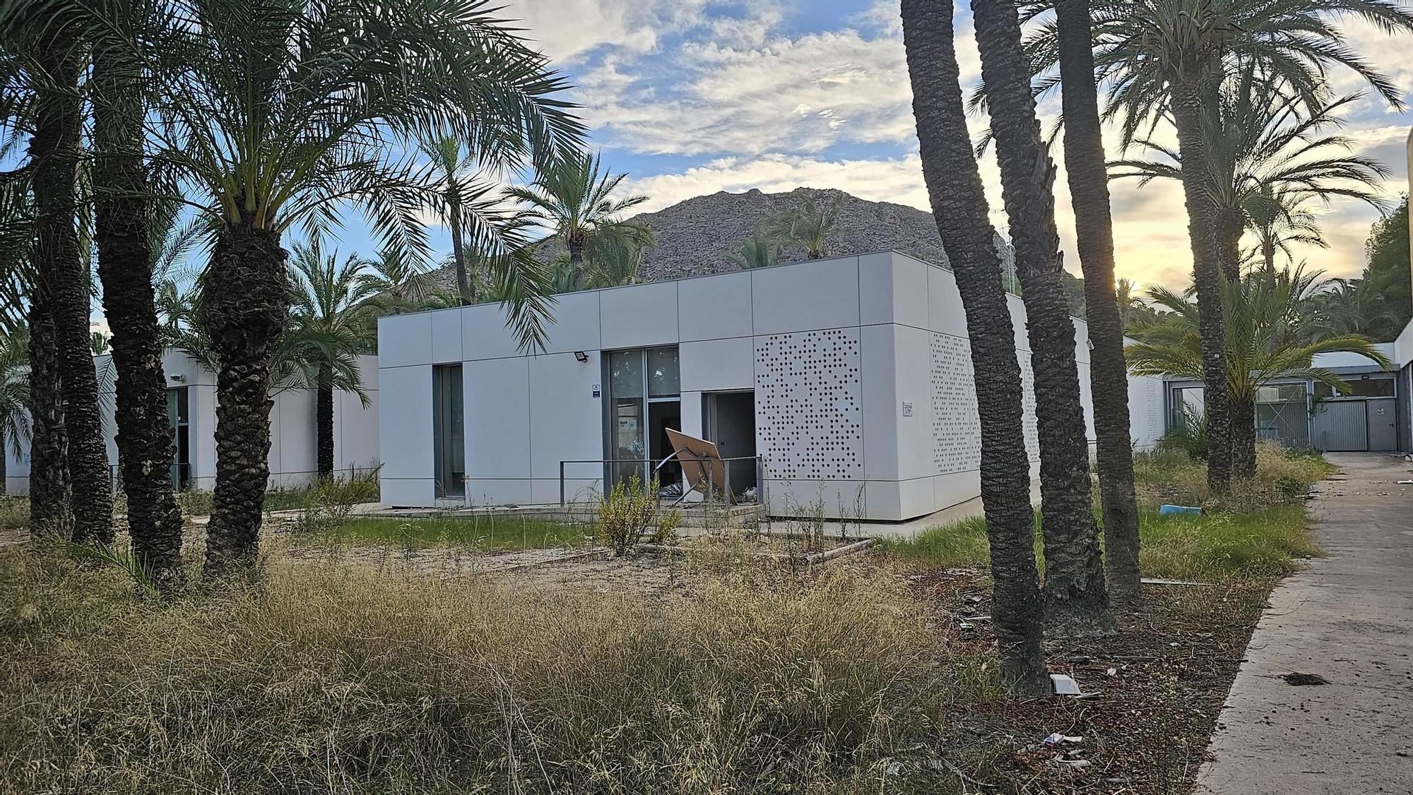 Exterior de los pabellones del Centro Oriol, en pleno Palmeral de Orihuela.