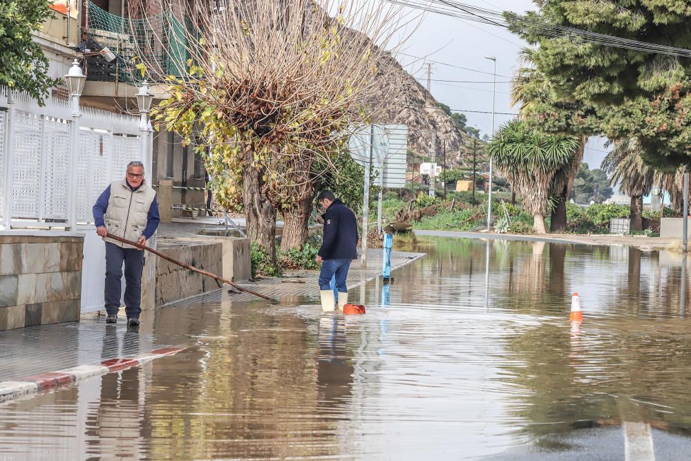 Las lluvias también provocaron algunos problemas en Orihuela Casco, como es el caso del barrio del Escorratel