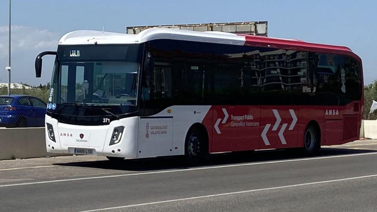 Conselleria amplía el servicio que une Peñíscola, Benicarló y Vinarós en bus. | ALBA BOIX