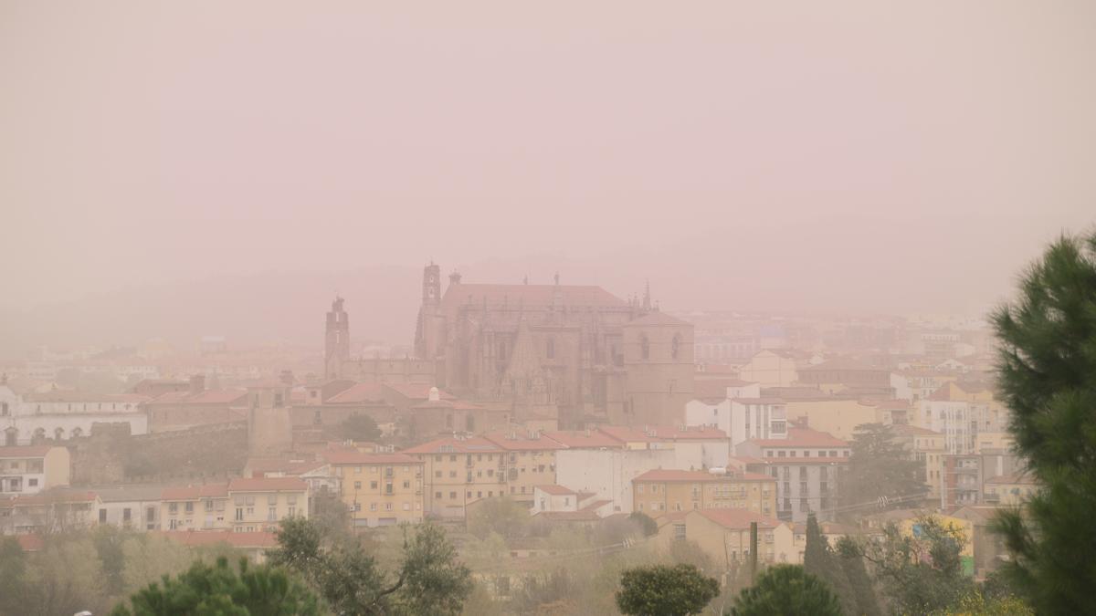 Calima sobre la catedral de Plasencia.