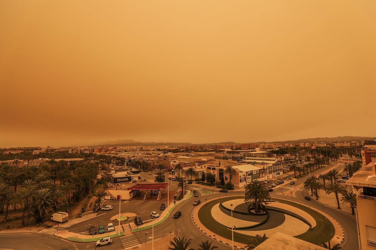 ELCHE CIELO NUBLADO NARANJA TIERRA EL TIEMPO ELCHE 