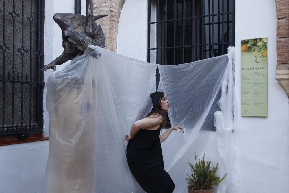 Performance de Begoña Castro en el Bellas Artes