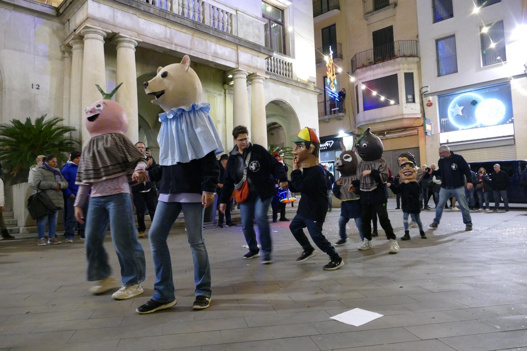 Figueres estrena sis nous capgrossos amb una cercavila pel centre de la ciutat