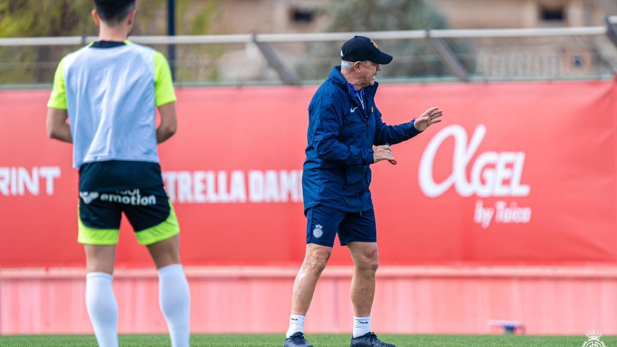 Javier Aguirre da instrucciones a sus jugadores.