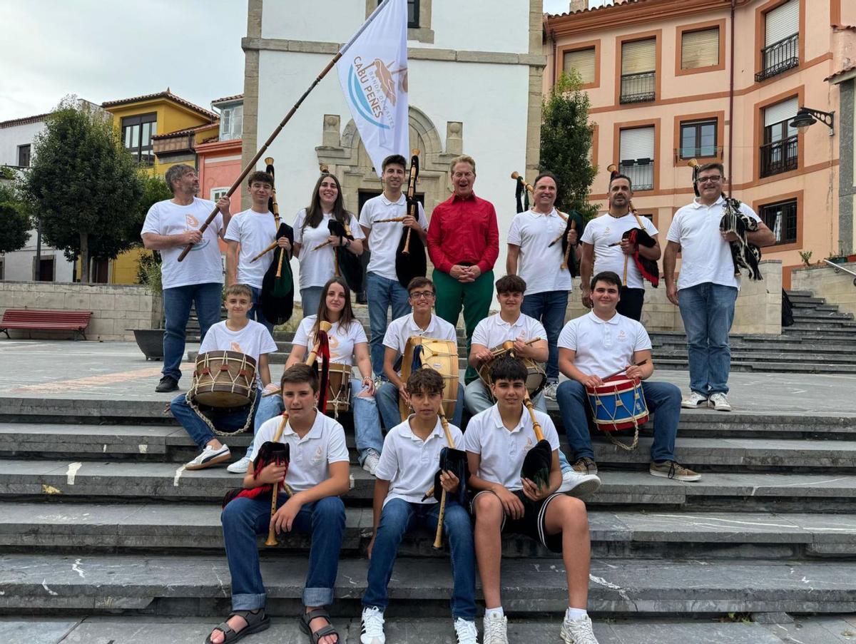 Foto de familia de la banda de gaitas «Cabu Peñes» con Michael Portillo, de rojo, en el centro de la imagen.  | D. M.