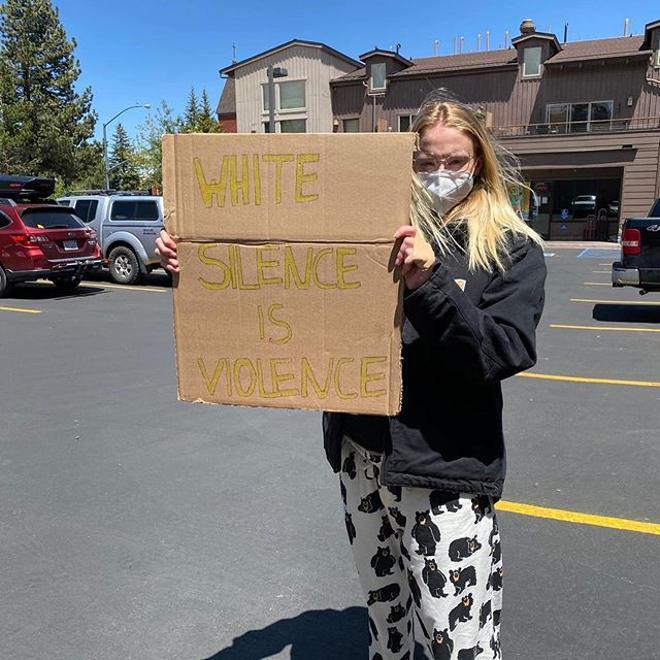 Sophie Turner, con una pancarta por el asesinato de George Floyd