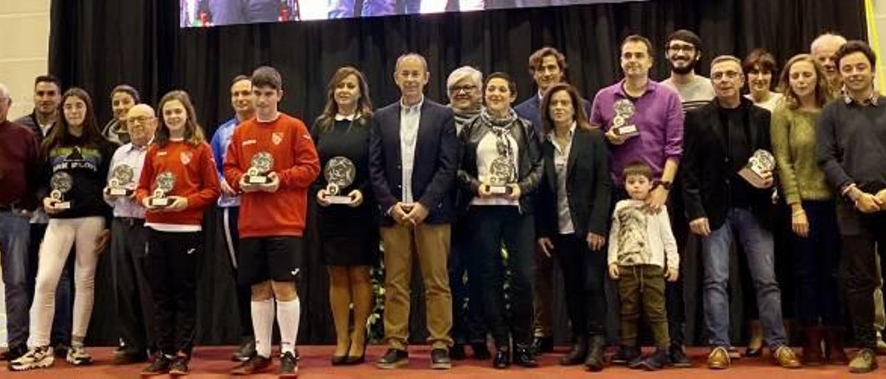 El alcalde de Massanassa, Paco Comes, con todos los deportistas galardonados.