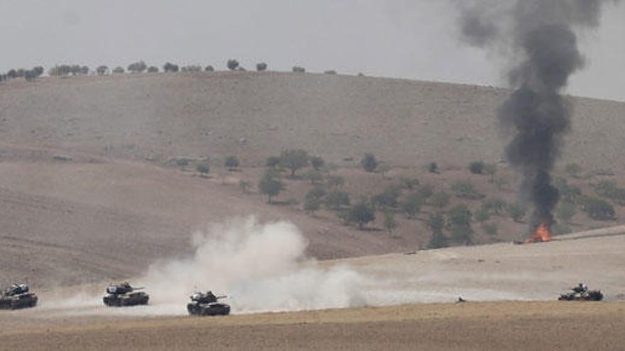 Tanques turcos cruzan la frontera con Siria.