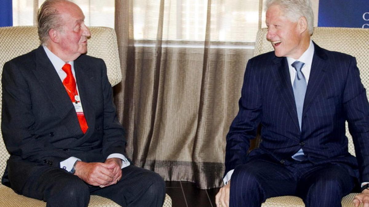 El rey Juan Carlos conversa con el expresidente de EEUU Bill Clinton, durante un encuentro, este domingo, en Nueva York.