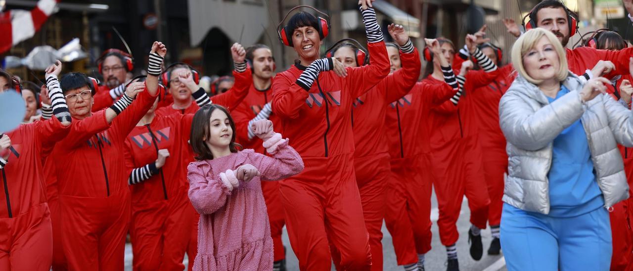 Oviedo se transforma en un "Río" por Carnaval: los mejores disfraces y todo lo que pasó en el desfile