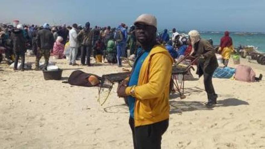 El Hassane Moctar, aye,r en la playa de Nuackchot, en Mausitania, comprando pescado.  | // FDV