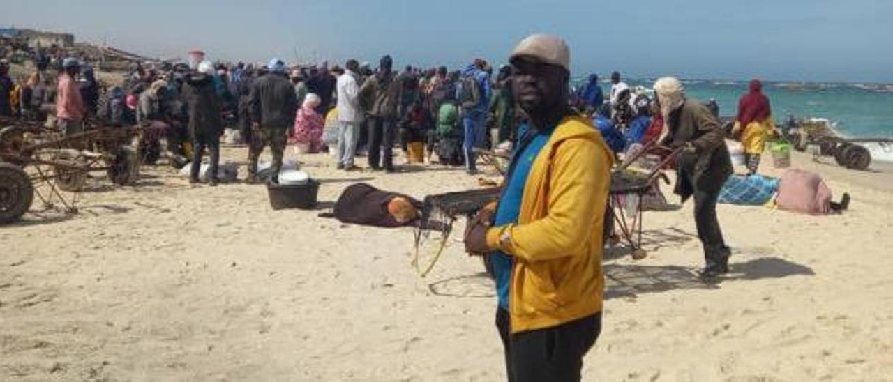 El Hassane Moctar, aye,r en la playa de Nuackchot, en Mausitania, comprando pescado.  | // FDV