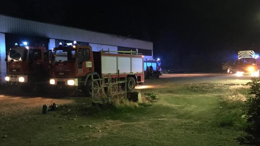 Arden tres naves industriales de una empresa de herrajes en un polígono industrial de Villa del Río