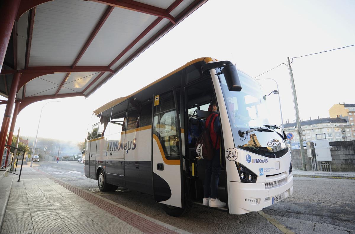 Un autobús detenido ante la estación estradense.