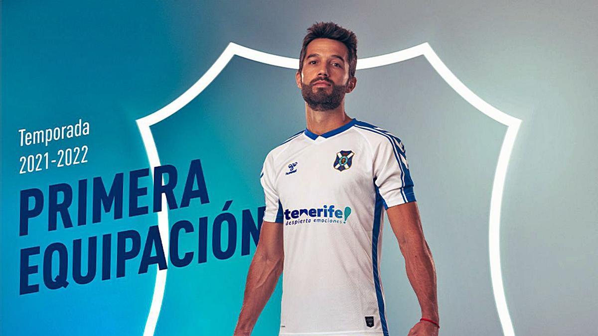 La piel blanquiazul del Centenario, al descubierto. El CD Tenerife dio a conocer ayer el diseño del uniforme principal que lucirán los futbolistas en los partidos de la temporada 2021/2022. El primer capitán de la plantilla, Aitor Sanz, ejerció de modelo para mostrar la prenda de la marca Hummel. En la camiseta blanca destacan los detalles en azul en el cuello y las líneas verticales del mismo color en los hombros, las mangas y los costados.