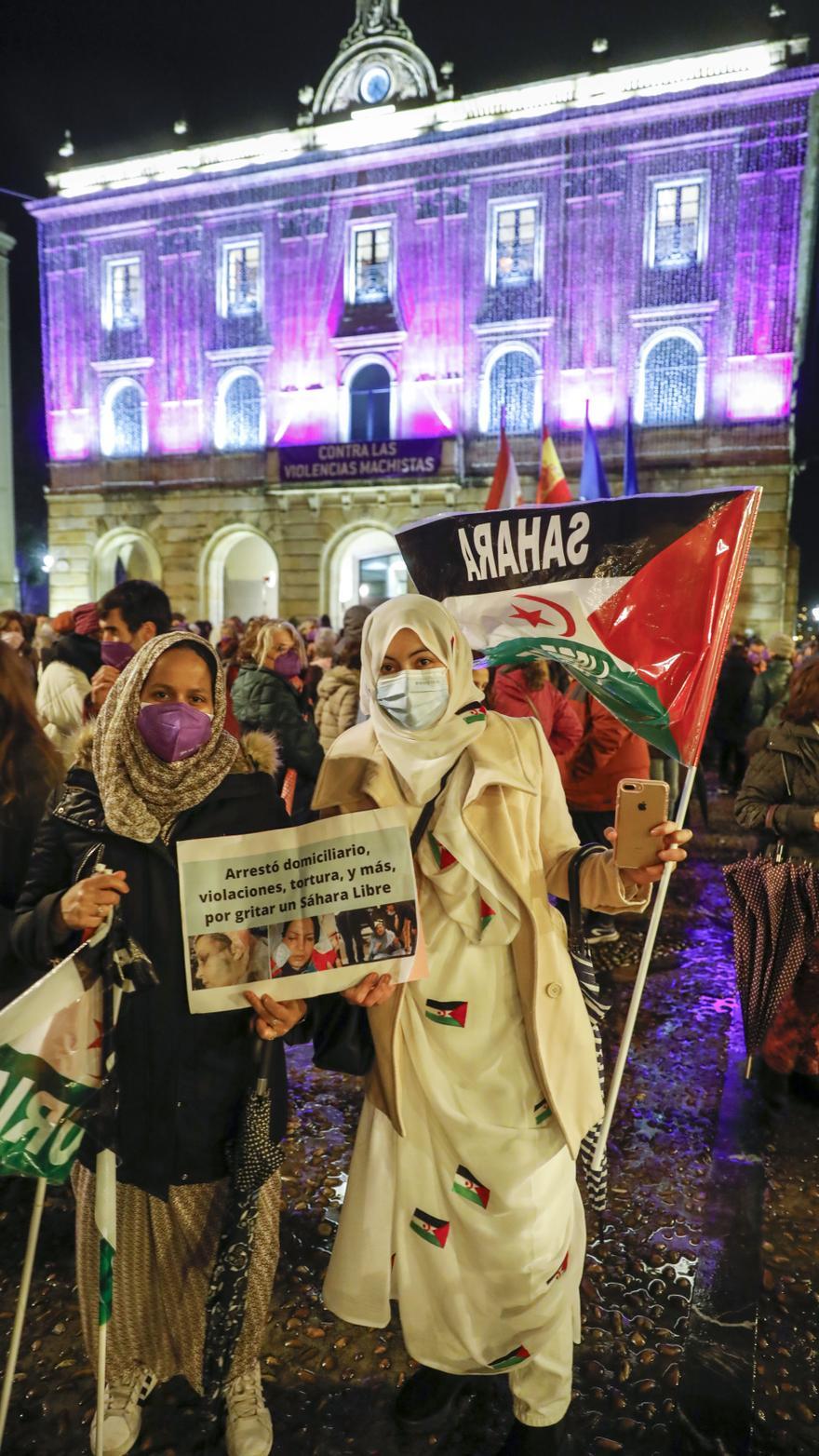 Centenares de personas asisten al acto institucional por el 25-N, en la Plaza Mayor de Gijón