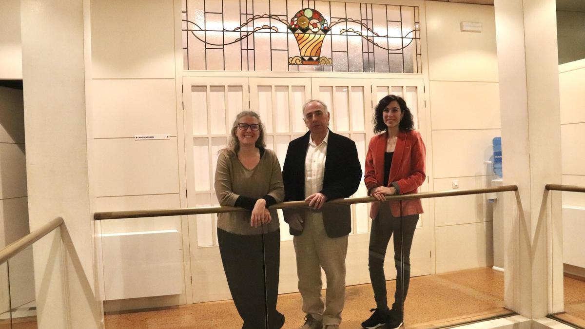 La regidora d'Educació de l'Ajuntament de Girona, Queralt Vila, el president del Col·legi d'Arquitectura Tècnica de Girona, Antoni Bramon, i la membre de la junta, Sílvia Planellas, a la seu del col·legi